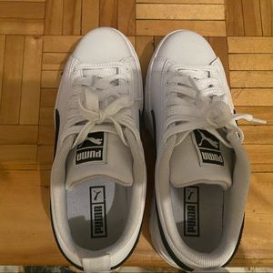 UNE PAIRE DE SHOES PUMA BLANC SIZE 6Y(7.5 WOMAN) LIKE NEW À VENDRE